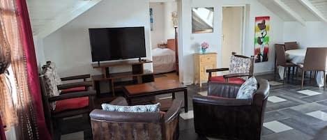 2 bedrooms, iron/ironing board, WiFi