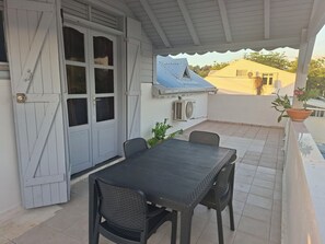 Outdoor dining - Tranquil 2-bedroom apartment with AC in Morne-à-l'Eau (Morne-à-l'Eau)