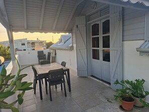 Outdoor dining - Tranquil 2-bedroom apartment with AC in Morne-à-l'Eau (Morne-à-l'Eau)