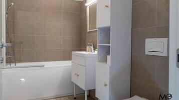 Apartamento, sacada, vista para a montanha | Banheiro | Banheira, chinelos