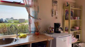 Een koelkast, een koffiezetapparaat/waterkoker, een waterkoker