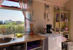 Réfrigérateur, cafetière-théière, bouilloire électrique