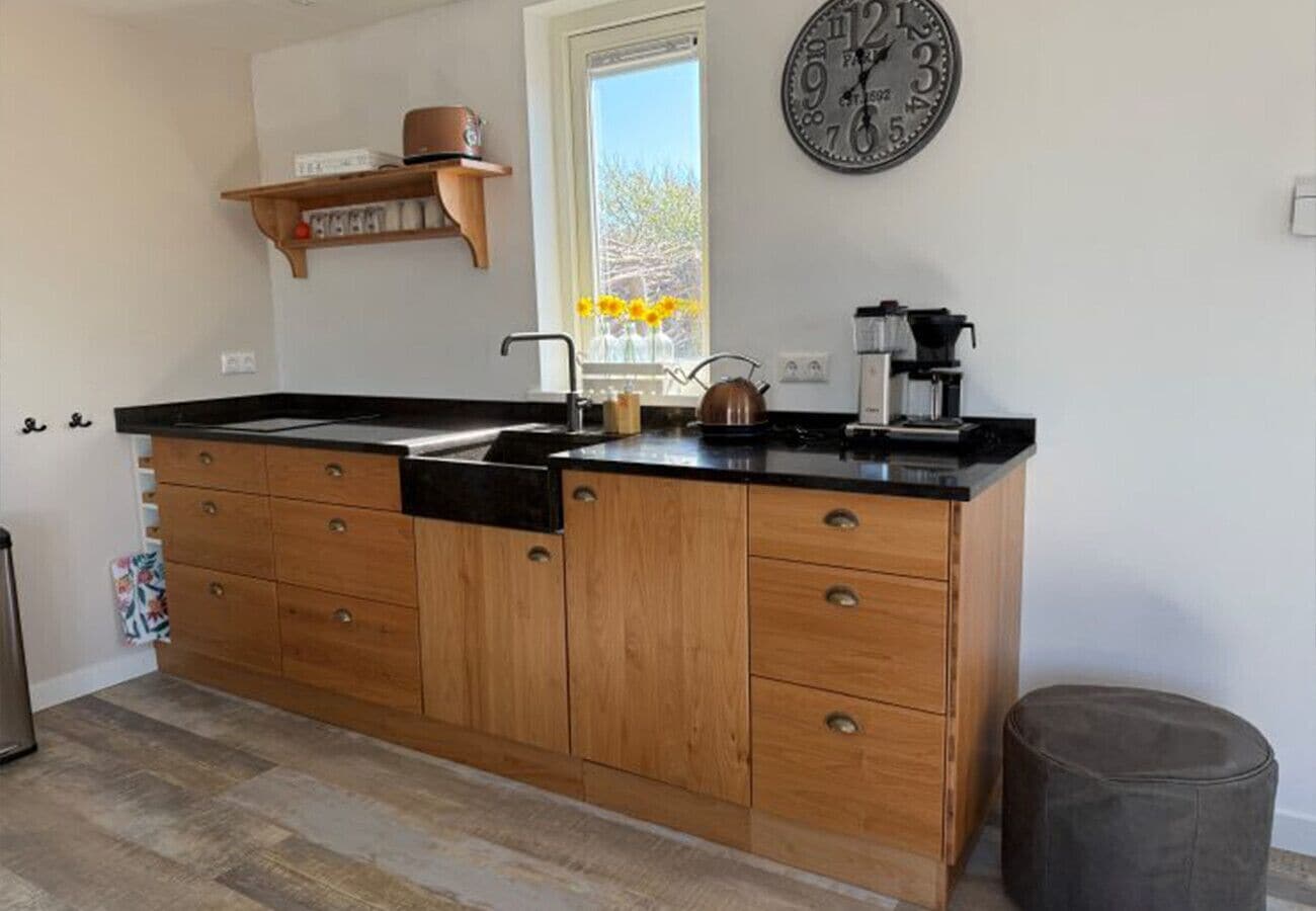 Kühlschrank, Geschirrspüler, Wasserkocher mit Kaffee-/Teezubehör