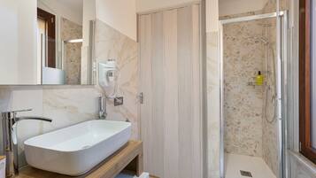 Doccia, asciugacapelli, bidet, asciugamani