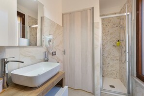 Dusche, Haartrockner, Bidet, Handtücher