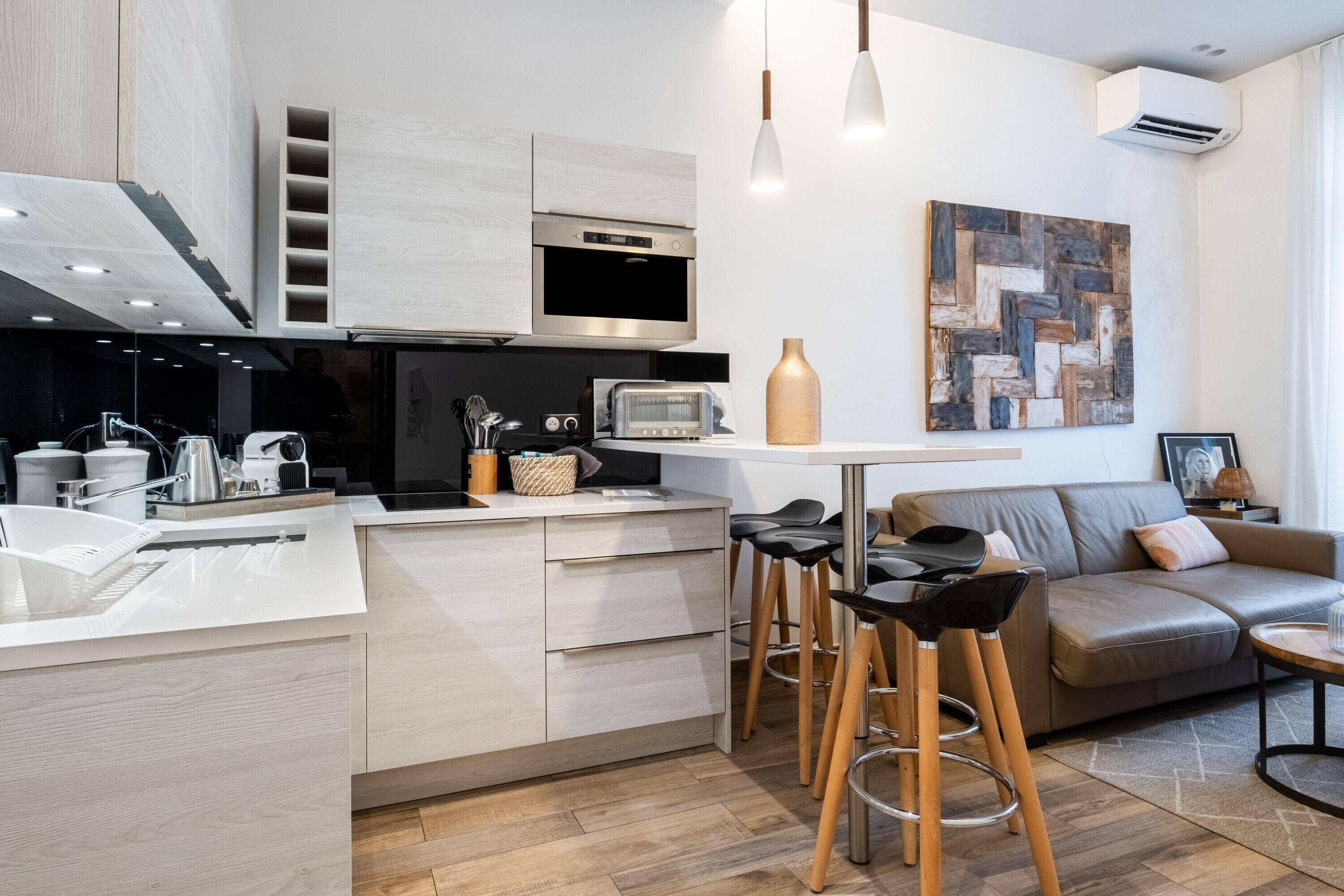 Kjøleskap, mikrobølgeovn, ovn og kokeplater