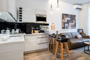 冷蔵庫、電子レンジ、オーブン、コンロ