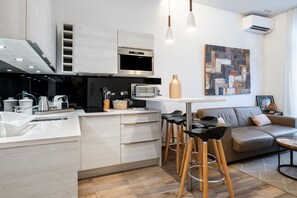 Kühlschrank, Mikrowelle, Ofen, Herdplatte