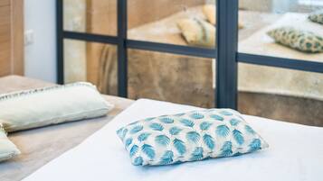 Tabla de planchar con plancha, wifi y ropa de cama