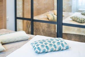 Tabla de planchar con plancha, wifi, ropa de cama