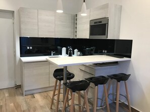 Kühlschrank, Mikrowelle, Ofen, Herdplatte