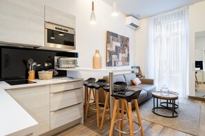 Frigorífico, microondas, horno y placa de cocina