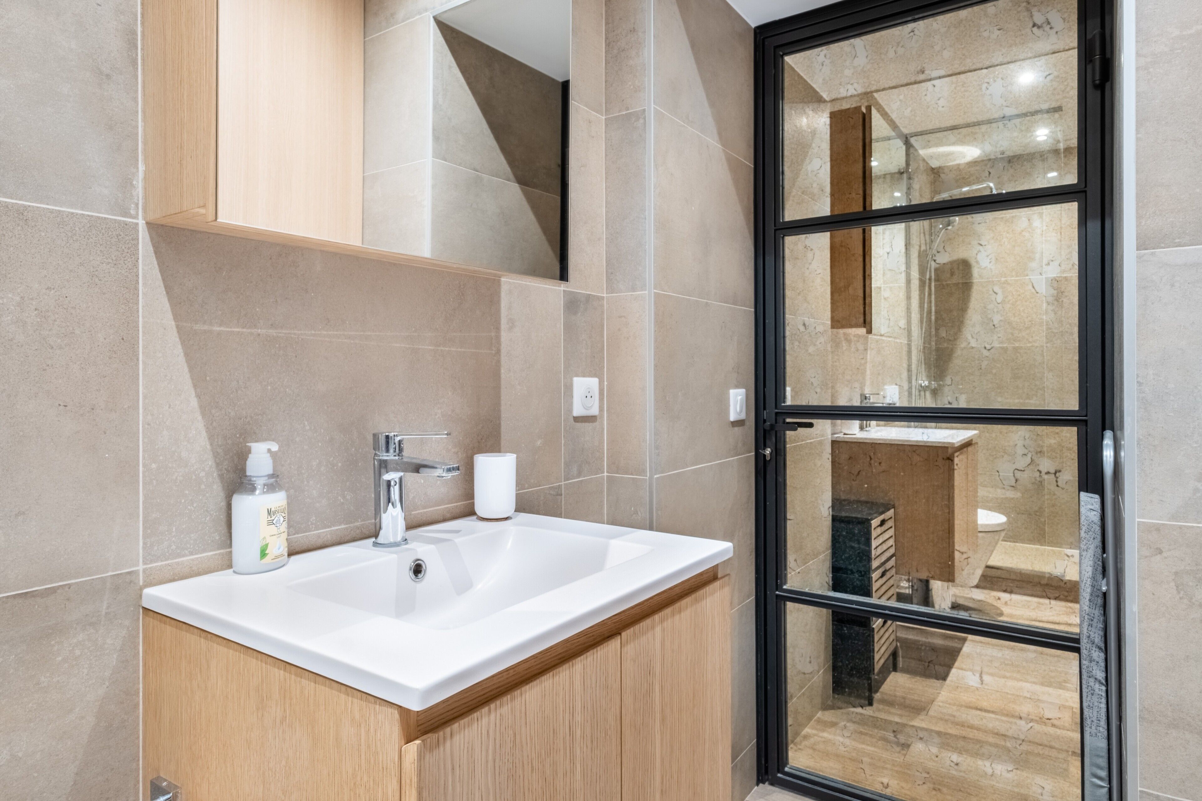 Shower, hair dryer, towels