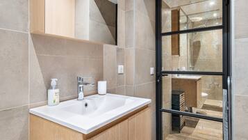 Shower, hair dryer, towels