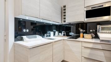 Refrigerador, microondas, horno, placa de cocina