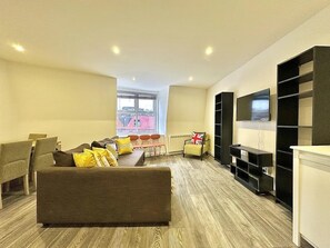 Living area - Top-floor Apartment by the Station (London)