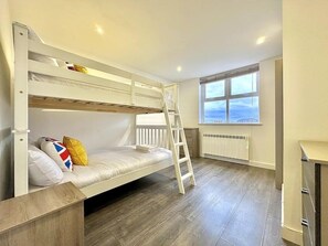 2 bedrooms, iron/ironing board, free WiFi, bed sheets - Top-floor Apartment by the Station (London)