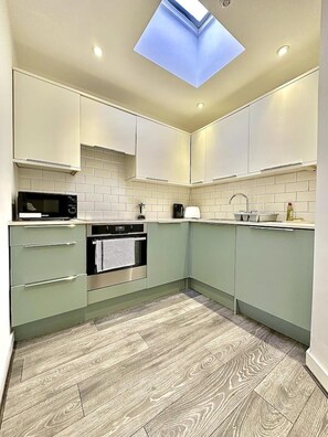 Fridge, microwave, oven, stovetop - Top-floor Apartment by the Station (London)