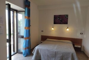 Camera doppia, balcone, vista montagna | Ferro/asse da stiro, Wi-Fi gratuito, accesso in sedia a rotelle