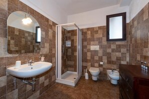 Chambre Quadruple, balcon, vue mer | Salle de bain