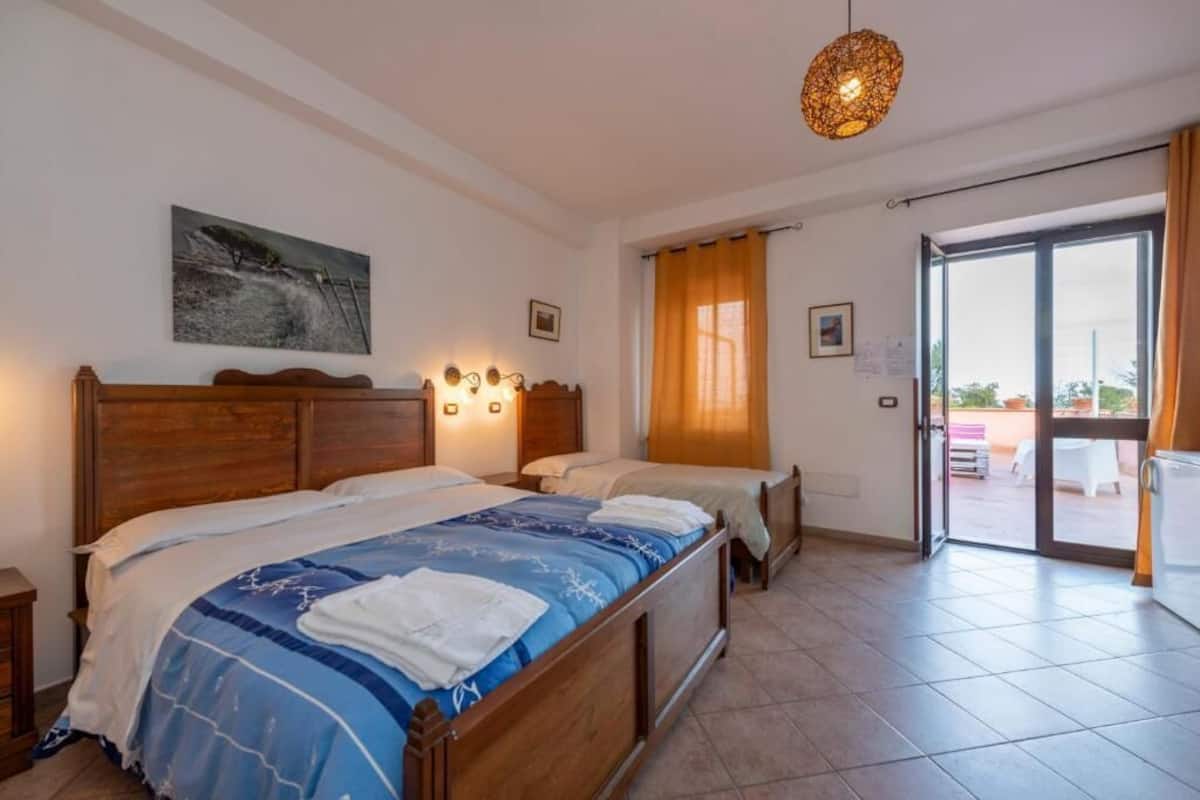 Vierbettzimmer, Balkon, Meerblick | Bügeleisen/Bügelbrett, kostenloses WLAN, Rollstuhlgeeignet