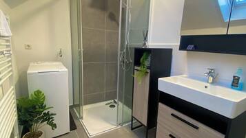 Dusche, Haartrockner, Handtücher, Seife