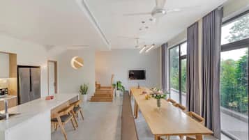 Minibar con artículos gratuitos y decoración individual