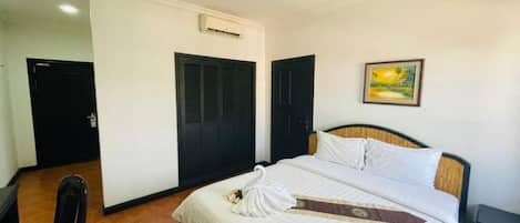 Habitación familiar, balcón, vista a la ciudad | Wifi gratis