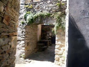 Property grounds - Holiday Home 'La Maison De Delphine' with Mountain View, Private Pool and Private Terrace (Saint-Martin de l'Arçon)