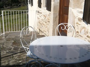 Outdoor dining - Holiday Home with Mountain View, Private Terrace and Garden (Saint-Martin de l'Arçon)