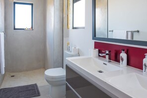 Shower, hair dryer, towels, soap - Peaceful 4-bedroom house On Highland Gate Golf & Trout Estate in Dullstroom (Dullstroom)