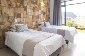 4 bedrooms, internet, bed sheets