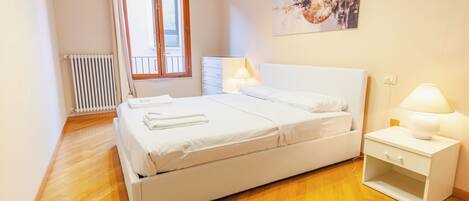 Iron/ironing board, free WiFi, bed sheets