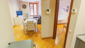 En moderne lejlighed med spiseområde, opholdsstue og et soveværelse.