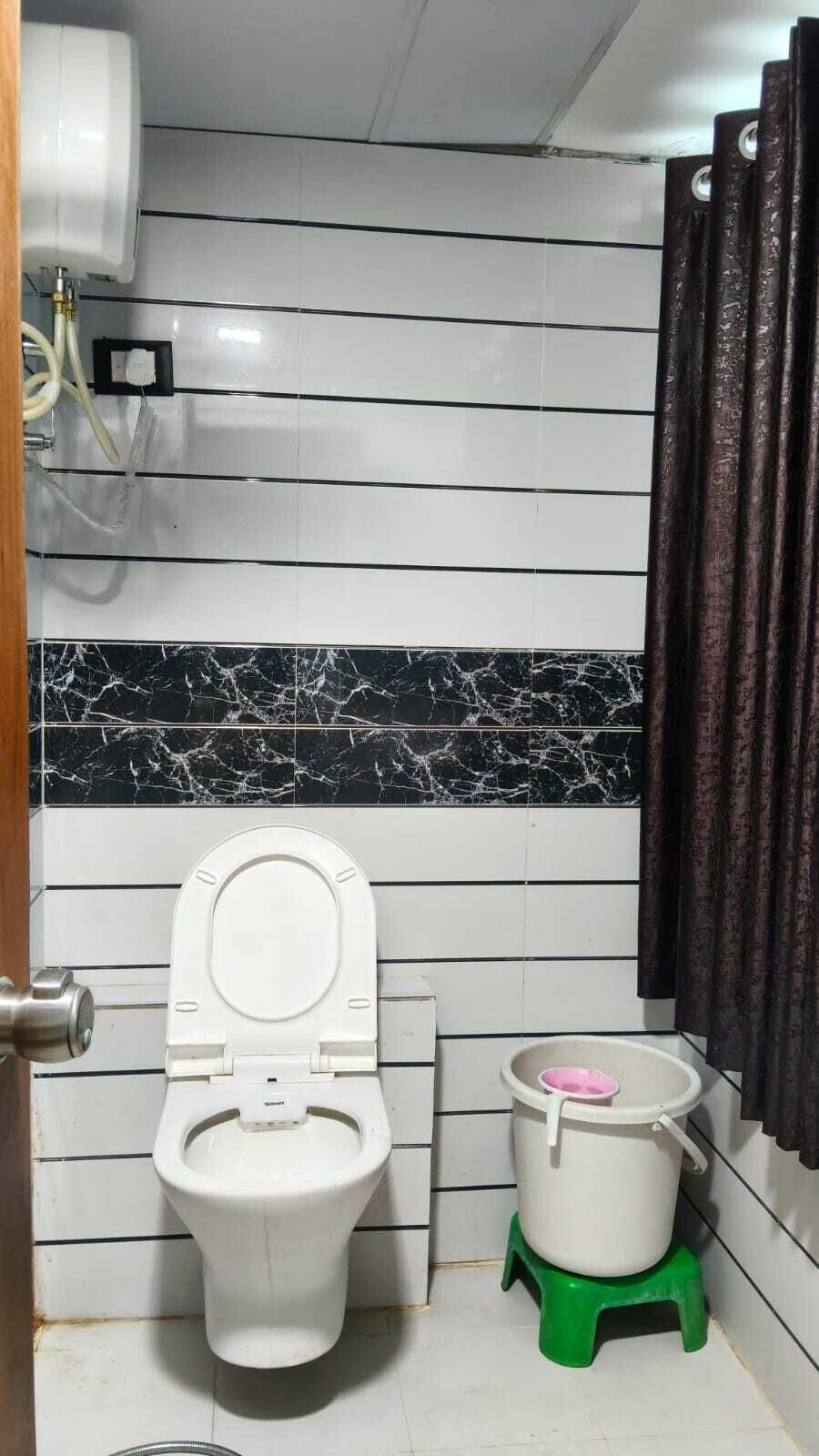 Habitación familiar | Baño | Regadera, regadera tipo lluvia, amenidades de baño de diseñador 