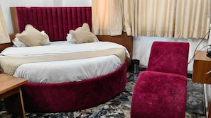 Egyptian cotton sheets, premium bedding, down duvets, memory-foam beds - Hotel New Vinayak (Ahmedabad)