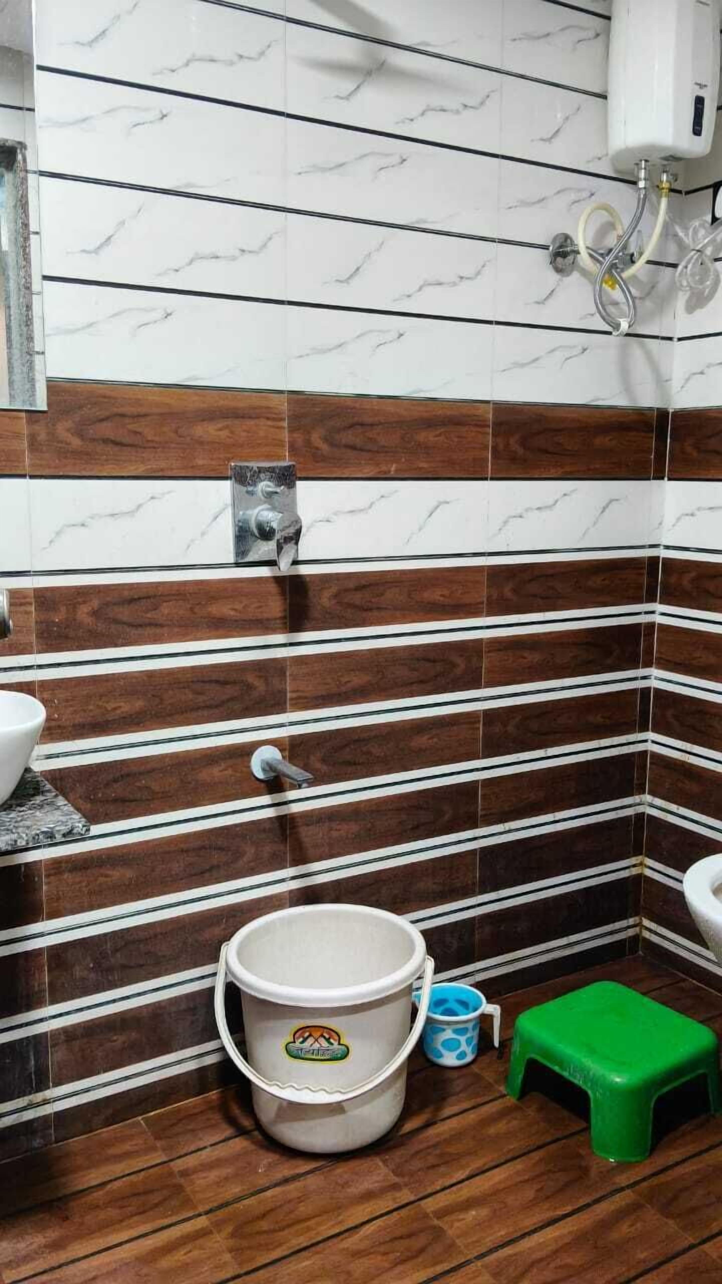 Deluxe Double Room | Bathroom | Shower, rainfall showerhead, designer toiletries, towels