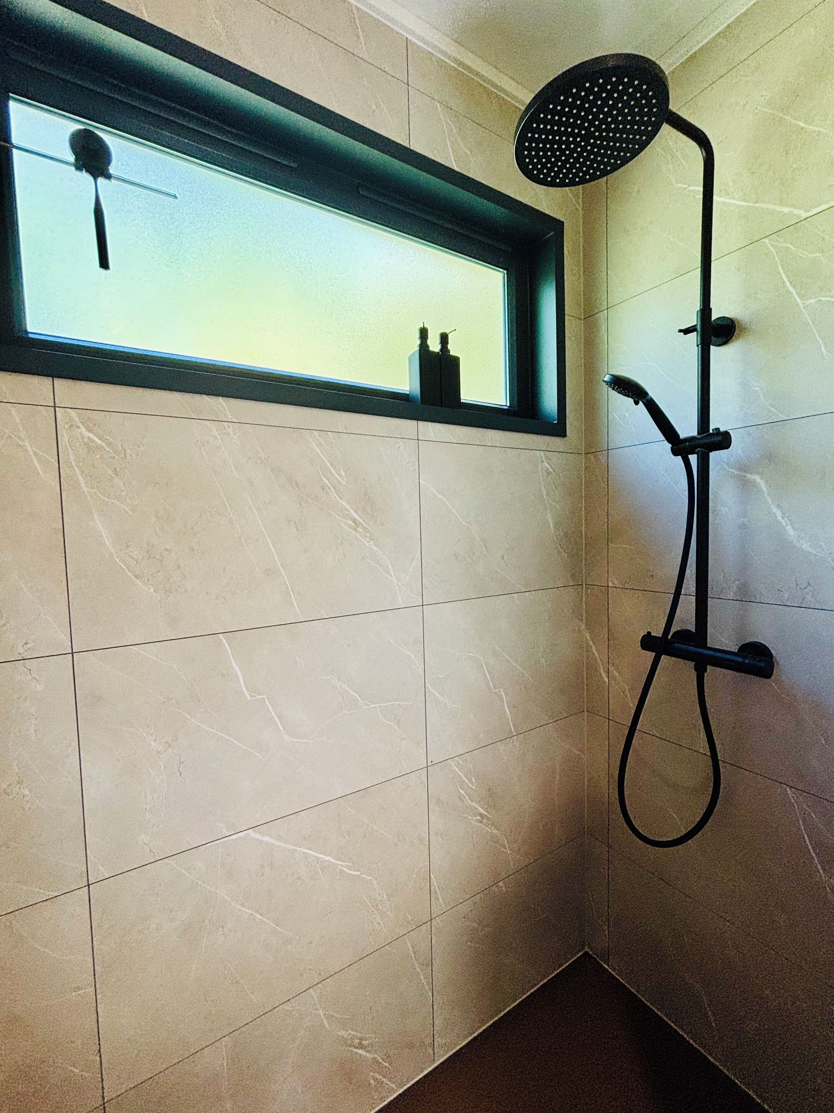 Douche, sèche-cheveux, serviettes fournies, savon