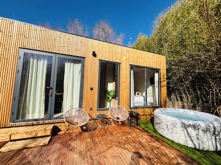Terrace/patio. Romantic Tiny Suite & Jacuzzi in the Camargue