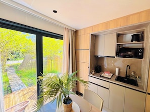 Coffee/tea maker, fridge, microwave, stovetop