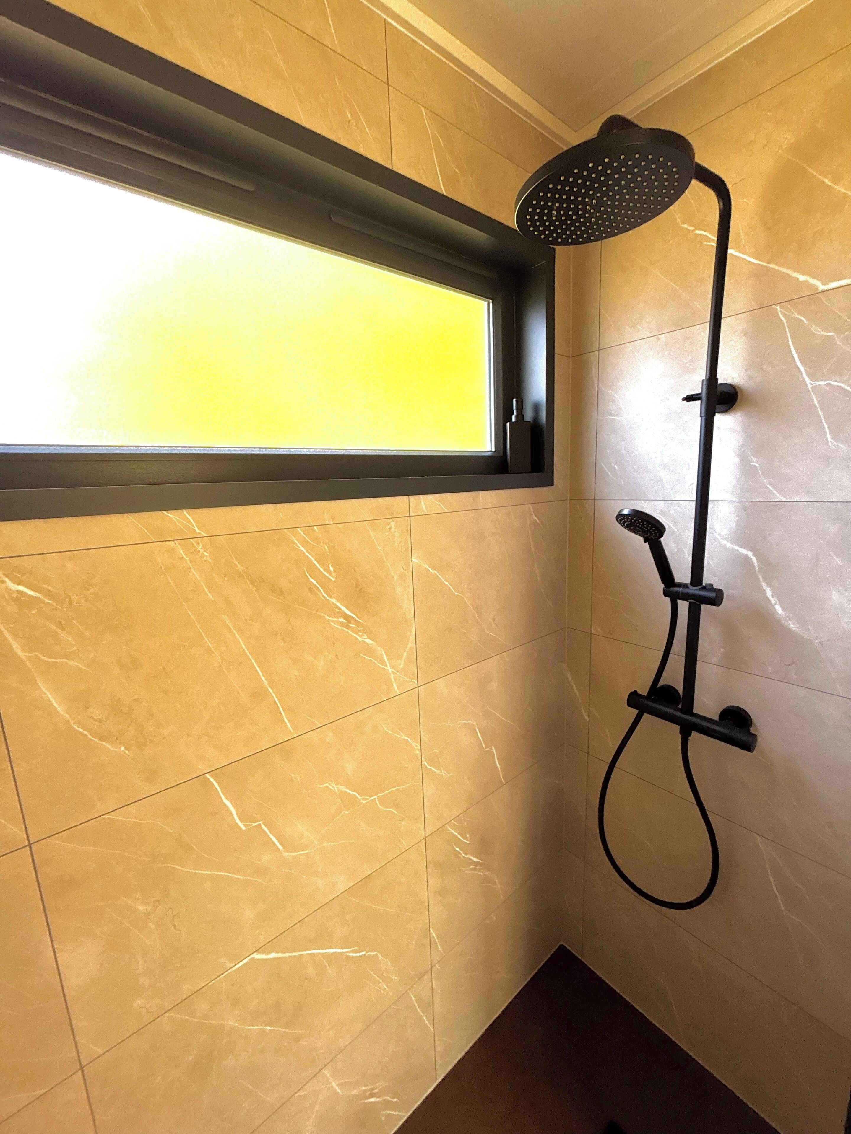 Douche, serviettes fournies, savon, papier toilette