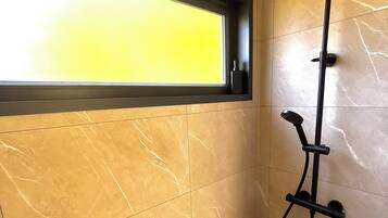 Douche, serviettes fournies, savon, papier toilette