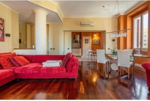 Smart TV - Cosy and comfortable flat located in the heart of Cagliari. (Cagliari)