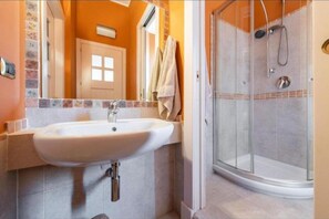 Een haardroger, een bidet, handdoeken, zeep