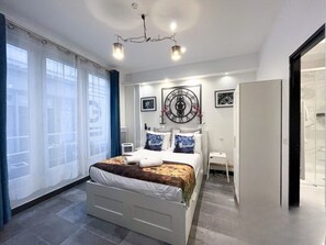 2 habitaciones, escritorio, tabla de planchar con plancha y wifi gratis 