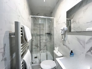 Shower, hair dryer, towels, soap - 2BR Duplex Loft in Paris Passage du Ponceau (Paris)
