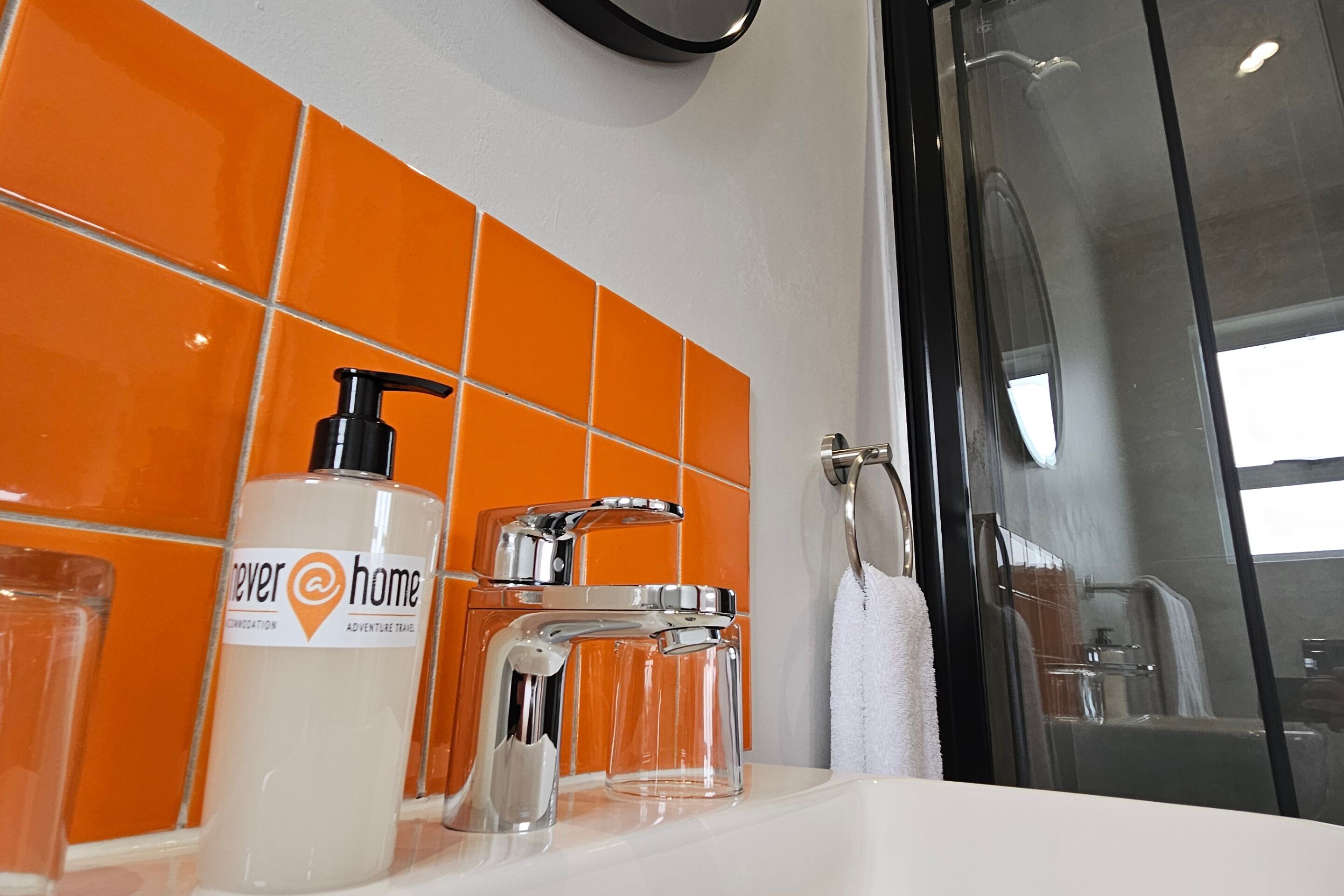 Habitación doble estándar | Baño | Regadera, toallas, papel de baño 