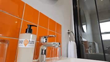 Habitación doble estándar | Baño | Regadera, toallas, papel de baño