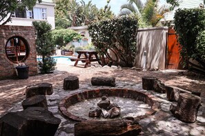 BBQ/picnic area - Hermanus Backpackers (Hermanus)