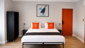 Tabla de planchar con plancha, wifi gratis y ropa de cama